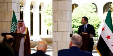 Saoedi-Arabië belooft hulp bij wederopbouw van Syrië in Damascus