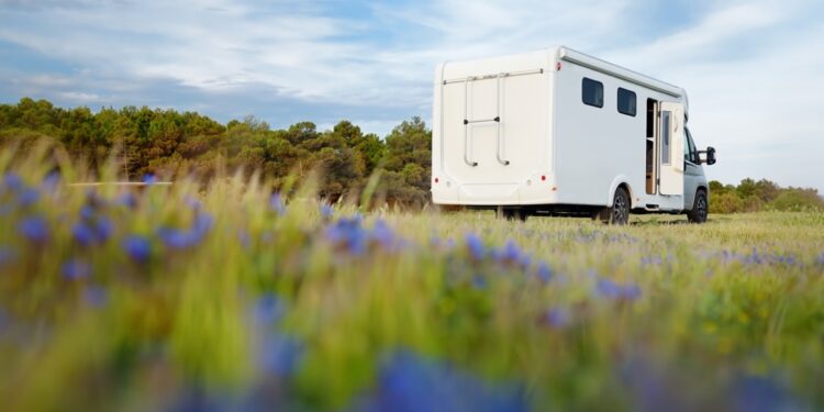Echtgenote per ongeluk achtergelaten: avontuurlijke reis met caravan
