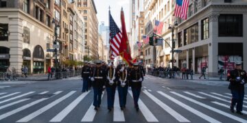 Farao-parade ter ere van Trump en Army bij verjaardagen.