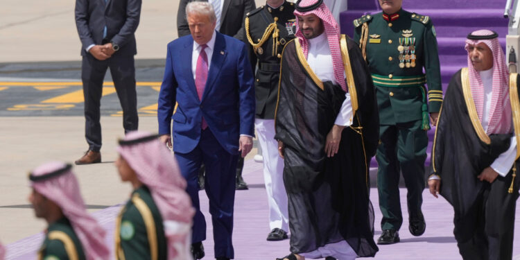 Trump begint rondleiding Midden-Oosten met defensieve deals en investeringen
