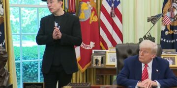 Trump belooft terug te komen na het dragen van masker