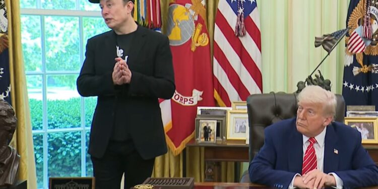 Trump belooft terug te komen na het dragen van masker