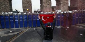 Politie arresteert tientallen na gevangenisstraf Imamoglu in Turkije