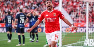 Topwedstrijden in Europaanse voetbalcompetities: Aris tegen Asteras, Lazio tegen Juventus en Benfica tegen Sporting.