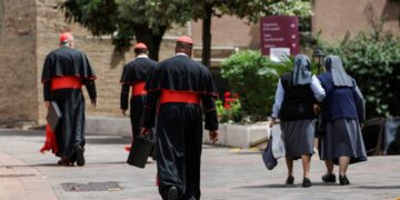 Kardinalen arriveren in Rome voor conclaaf in geboekte appartementen