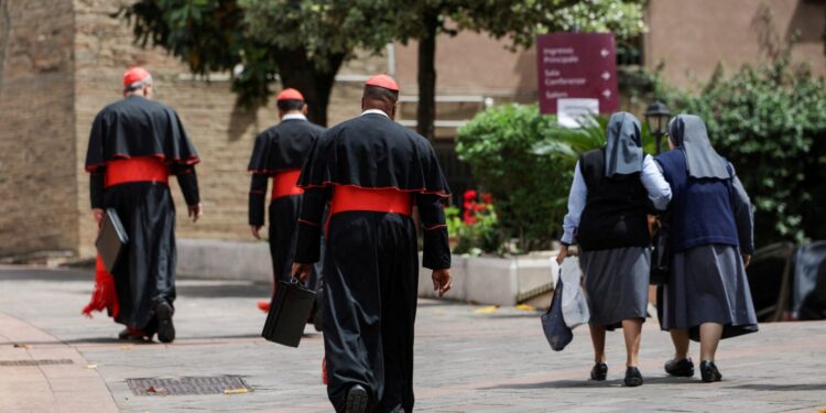 Kardinalen arriveren in Rome voor conclaaf in geboekte appartementen