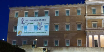 Nationale monumenten baden in symbolisch licht