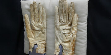 Lincolns bloedige handschoenen brengen €1,3 miljoen op bij veiling