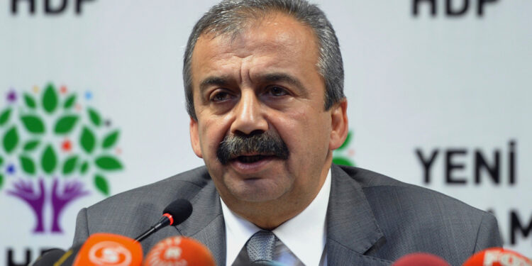 Sir Surrey: Bemiddelaar voor ontwapening PKK