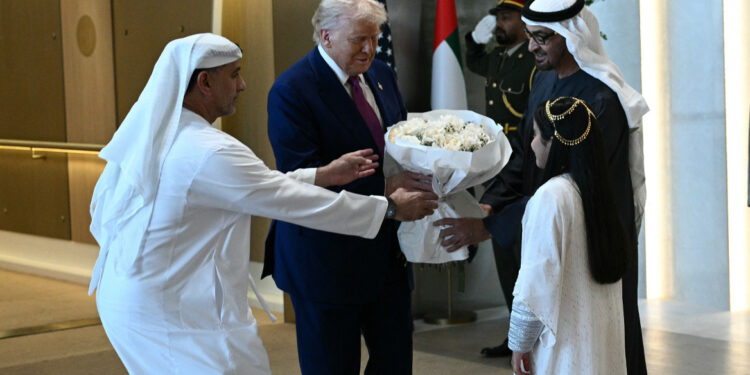 Donald Trump ontvangt militaire prijzen en traditionele dansen in Abu Dhabi.