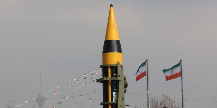 Iran zet vergelding voort en roept op tot diplomatie na straf aanvaller