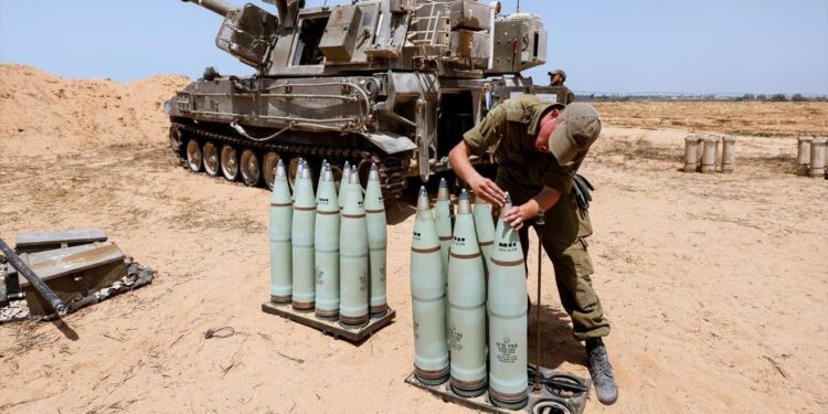 Revolution Guards vast in ruïnes: ambtenaren in Teheran gevangen.