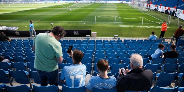 Supporters Manchester City dagen club voor rechter wegens beleid seizoenkaarten