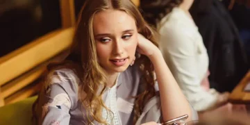 Geheime dochter van Poetin leidt anti-oorlogsprojecten in Parijse galerij