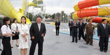 Kim Jong Un opent nieuw kustresort en poseert in waterdia’s.