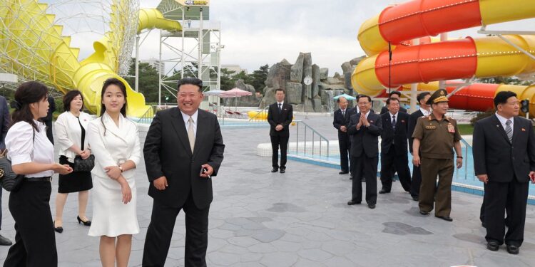 Kim Jong Un opent nieuw kustresort en poseert in waterdia’s.