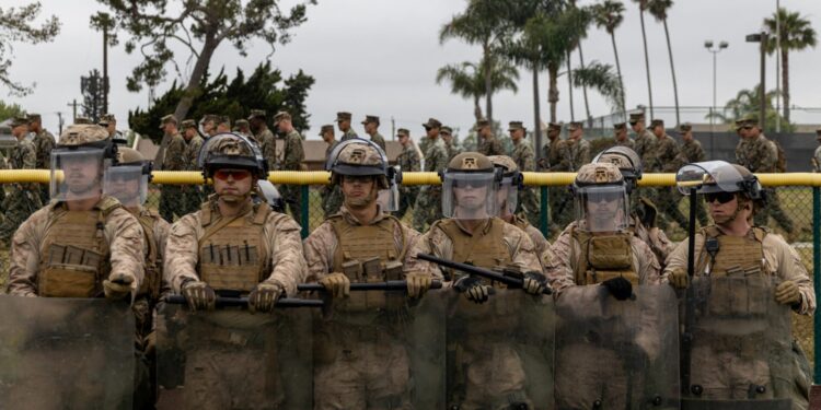 Los Angeles in spanning voor komst mariniers.