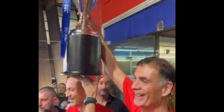 Huldiging van Bartzokas en Angelopoulos in SEF-parking