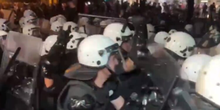 Gewelddadige rellen in Belgrado: 48 gewonden en 77 arrestaties