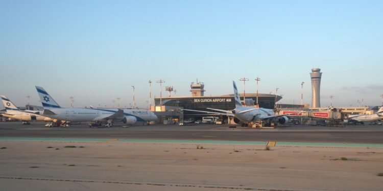 Luchtvaartmaatschappijen passen routes aan vanwege gesloten luchtruim