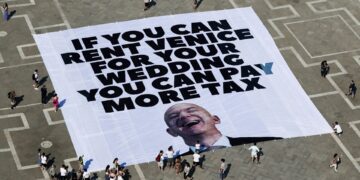 Protesten tegen Bezos: “Meer belastingen betalen, minder huwelijken zoals in Venetië”