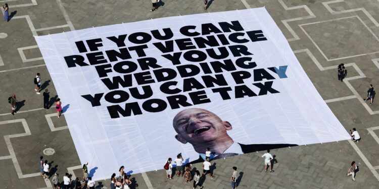 Protesten tegen Bezos: “Meer belastingen betalen, minder huwelijken zoals in Venetië”