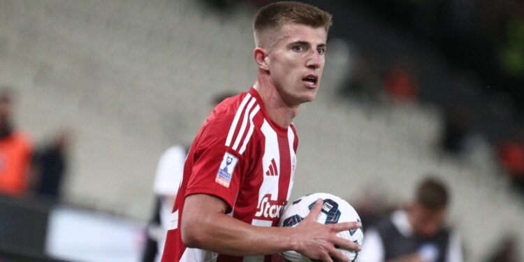 Olympiakos-speler Kostinia gevolgd door Sporting volgens Portugees medium