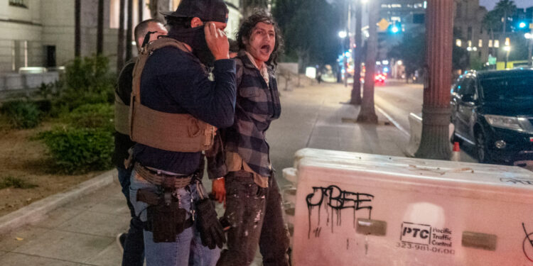 Trump belooft verkeersverbod in Los Angeles na rellen op te heffen.