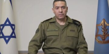 Israëlische luchtmachtpersconferentie onderbroken door dreigende aanval