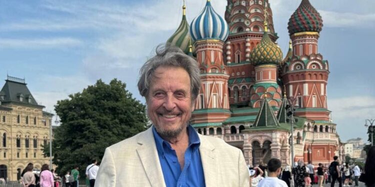 Vader van Elon Musk bekritiseert Trump tijdens Dugin-forum in Moskou