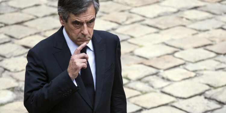 Franse ex-premier Fillon veroordeeld tot 4 jaar gevangenisstraf