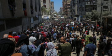 Leger schiet Palestijnen neer in hulpverdelingscentra, Netanyahu ontkent.