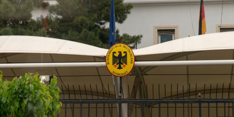 Diplomatiek personeel ambassade Teheran tijdelijk overgeplaatst naar buitenland