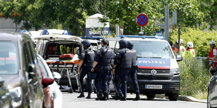 Acht doden bij aanval op school door student die zelfmoord pleegt