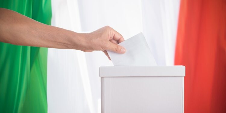 Italianen stemmen over referendums werk en immigranten