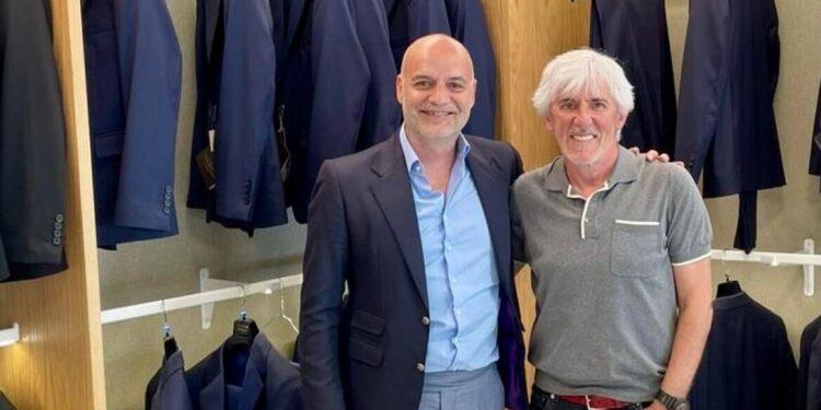 De kleermaker van Jo vanovits maakt kostuum voor het WK met Papadogamvro