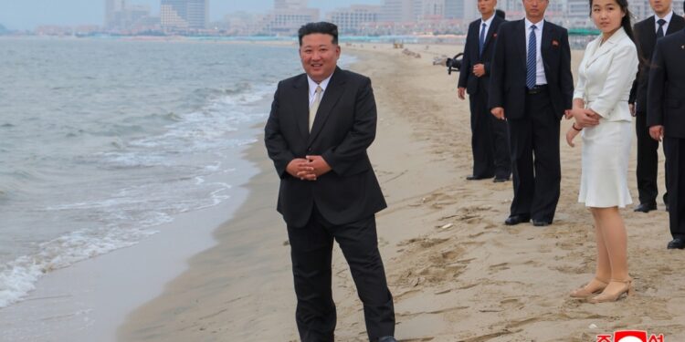 Kim Jong-un opent toeristisch resort na verlaten van raketprogramma