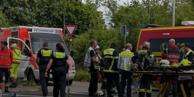 Auto rijdt in op groep basisschoolstudenten in Keulen – vier gewonden