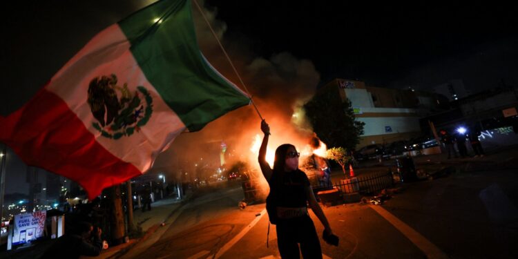 Los Angeles in vuur en vlam na Trump’s etnische conflicten