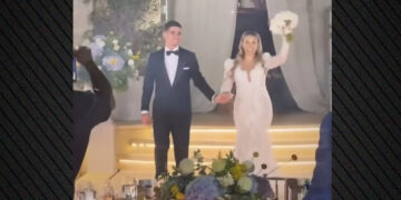 Religieuze bruiloft van Mantalos en Kapogiannis met AEK-thema-ingang