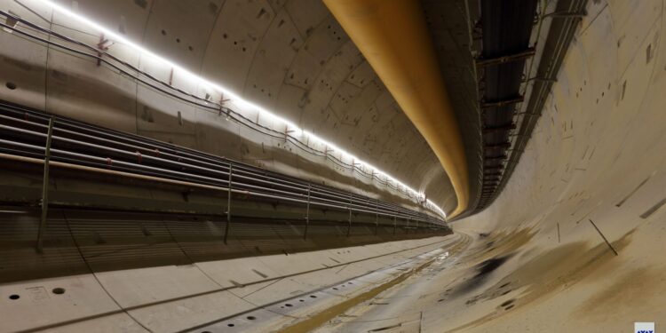 De 2 Metropolitans arriveren in Galatsi via 1,4 km tunnel