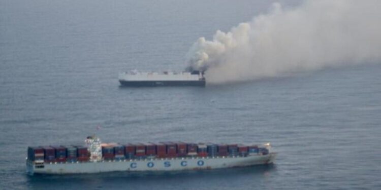 Vuur op vrachtschip met 3.000 auto’s – Griekse zeilers gered