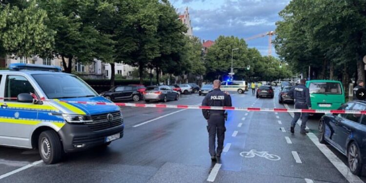 Mesaanval in München: twee gewond, dader gedood door politie.