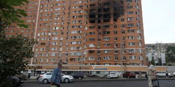 Russische drone valt flatgebouw in Odessa aan: twee doden, 14 gewonden