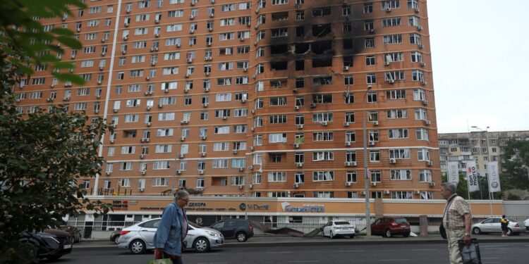Russische drone valt flatgebouw in Odessa aan: twee doden, 14 gewonden