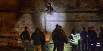 Oekraïense brandweerman vindt dode vrouw, dochter en kleinzoon na Russische aanval