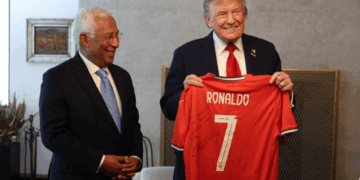 Ronaldo stuurt gesigneerd shirt naar Trump voor vredeboodschap