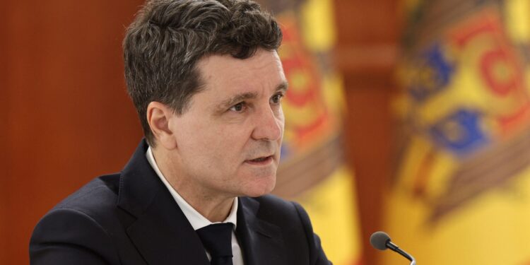 Nieuwe president van Roemenië benoemt premier en focust op bezuinigingen.