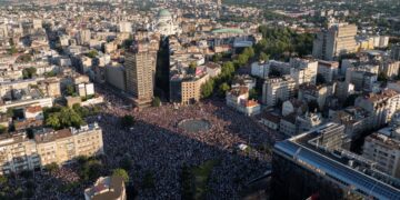Studenten en oppositie eisen vroege verkiezingen in Belgrado