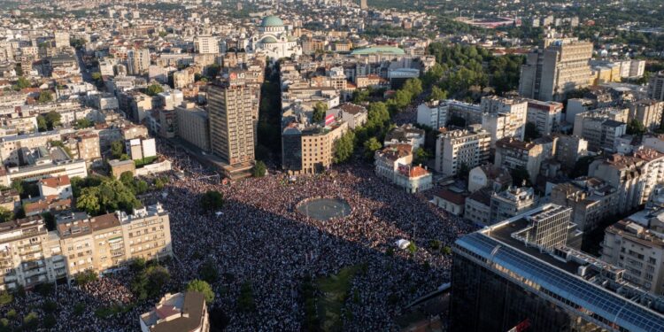 Studenten en oppositie eisen vroege verkiezingen in Belgrado